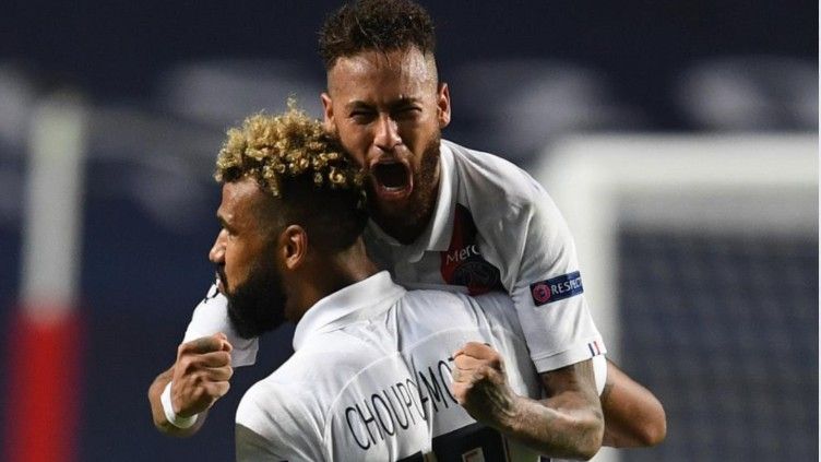 Selebrasi Neymar yang langsung memeluk Eric Maxim Chuopo-Moting usai PSG berhasil epic comeback atas Atalanta di Liga Champions. Copyright: © UEFA.com