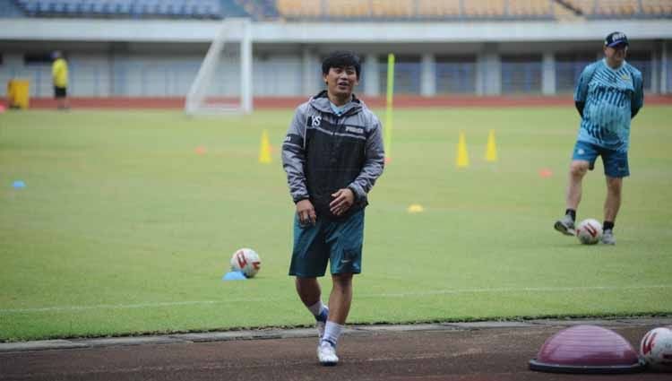 Pelatih fisik Persib Bandung, Yaya Sunarya. Copyright: © Media Officer Persib