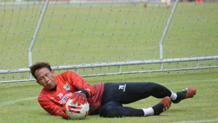 Kiper Persib Bandung, I Made Wirawan saat berlatih di Stadion Gelora Bandung Lautan Api (GBLA), Kota Bandung, Kamis (13/8/20). Copyright: © Media Officer Persib