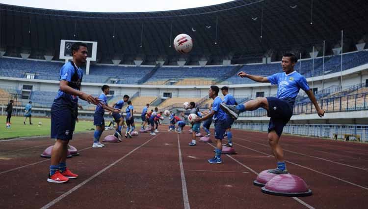 Persib Bandung fokus meningkatkan kondisi fisik pemainnya secara bertahap, untuk persiapan mengarungi lanjutan kompetisi Liga 1 2020. Copyright: © Media Officer Persib