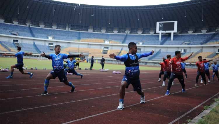 Suasana latihan Persib di Stadion Gelora Bandung Lautan Api (GBLA). Copyright: © Media Officer Persib