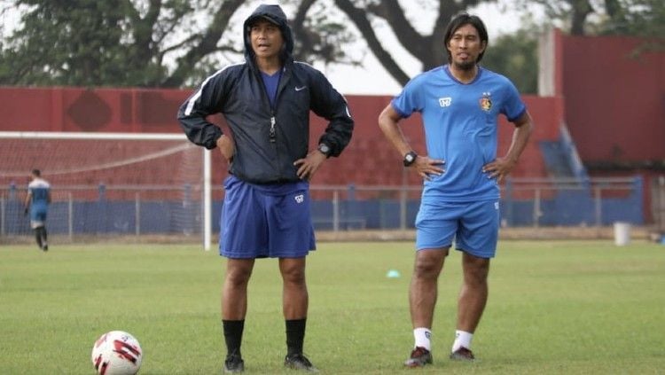 Pelatih Persik Kediri, Joko Susilo, bersama Budi Sudarsono. Copyright: © MO Persik