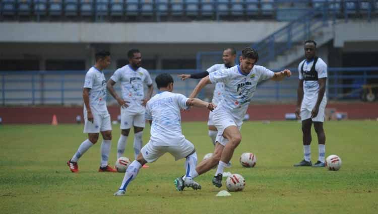 Pemain Persib Bandung, Nick Kuipers saat berlatih di Stadion Gelora Bandung Lautan Api (GBLA), Kota Bandung, Jumat (14/08/2020). Copyright: © Media Officer Persib