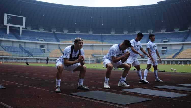 Pemain Persib Bandung berlatih di Stadion Gelora Bandung Lautan Api (GBLA), Kota Bandung, Jumat (14/08/2020). Copyright: © Media Officer Persib