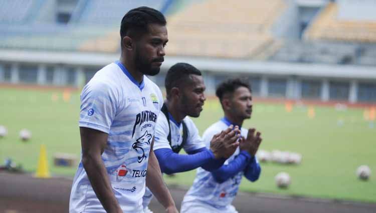 Dua pemain Persib Bandung, Zulham Zamrun dan Victor Igbonefo menunjukkan kegarangan mereka bak hendak berduel tinju seperti Mike Tyson dan Roy Jones. Copyright: © Media Officer Persib