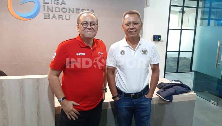 Direktur Utama PT LIB, Akhmad Hadian Lukita (kiri) bersama Direktur Operasional, Sudjarno. Copyright: © Zainal Hasan/INDOSPORT