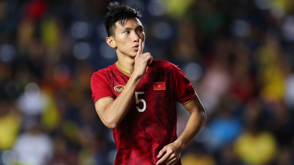 Bek Vietnam, Doan Van Hau, menanggapi ancaman teror suporter Timnas Indonesia pada semifinal Piala AFF 2022 di Stadion Utama Gelora Bung Karno. Copyright: © Pakawich Damrongkiattisak/Getty Images