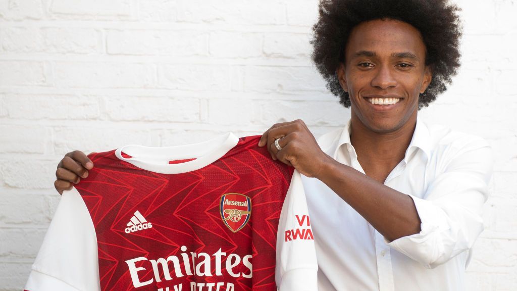 Willian ketika resmi menjadi pemain Arsenal. Copyright: © Stuart MacFarlane/Arsenal FC via Getty Images