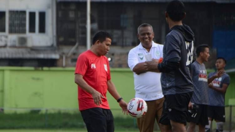 Manajemen PSMS Medan membantah adanya isu penggantian pelatih kepala, Philep Hansen, dari jabatannya. Apalagi home tournament Liga 2 2020 semakin di depan mata. Copyright: © Aldi Aulia Anwar/INDOSPORT