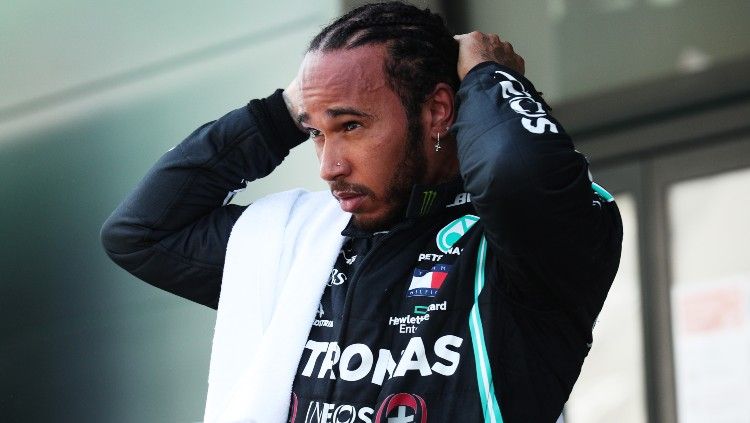 Juara bertahan Formula 1 (F1), Lewis Hamilton mengau bahwa dirinya kerap merasa insecure dan membenci tubuhnya sendiri. Copyright: © Albert Gea/Pool via Getty Images