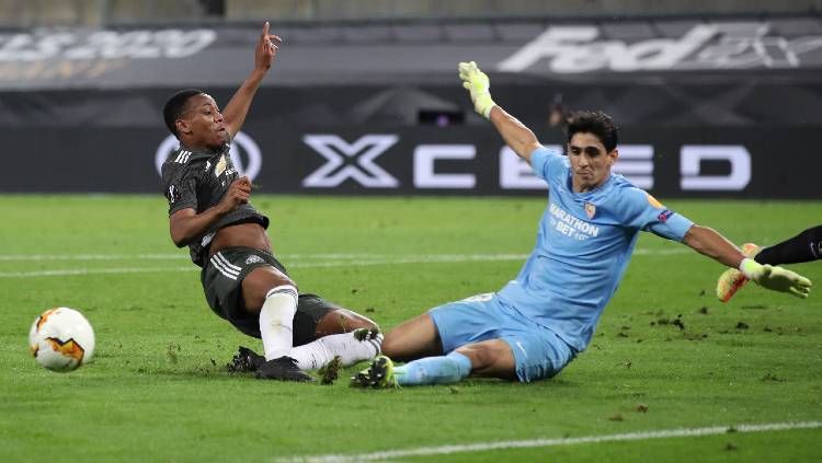 Pemain Manchester United, Anthony Martial, dan kiper Sevilla, Yassine Bounou, di semifinal Liga Europa 2019/20, Senin (17/08/20) dini hari WIB. Copyright: © Alexander Hassenstein - UEFA/UEFA via Getty Images