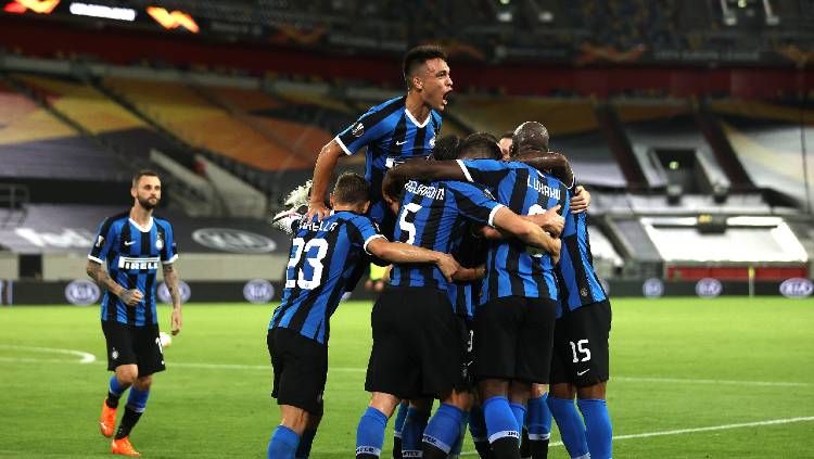 Para pemain Inter Milan berselebrasi usai mencetak gol kontra Shakhtar Donetsk di semifinal Liga Europa 2019/20, Selasa (18/08/20) dini hari WIB. Copyright: © Lars Baron/Getty Images