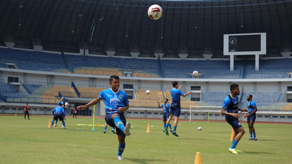 Manajemen Persib Bandung, memastikan aktivitas latihan akan tetap berlangsung, meskipun kick off lanjutan kompetisi Liga 1 2020 dipastikan ditunda satu bulan. Copyright: © media officer Persib