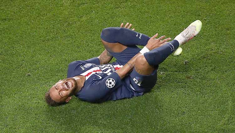 Neymar mengalami cedera saat pertandingan di laga Semi Final Liga Champion 19/08/2020 dini Hari. Copyright: © Julian Finney - UEFA/UEFA via Getty Images