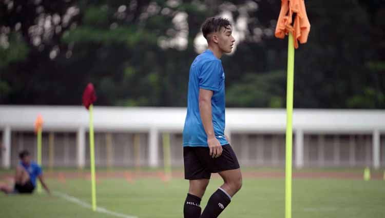 Striker timnas Indonesia U-19, Jack Brown, rupanya sejak kecil sangat mengidolakan pemain yang kini memperkuat PSS Sleman yaitu Irfan Bachdim. Copyright: © PSSI