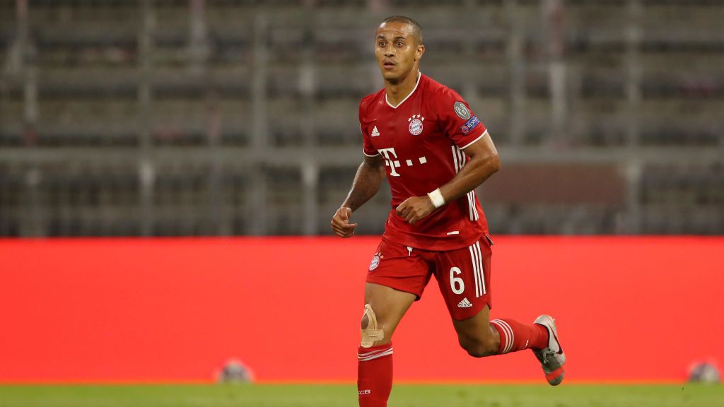 Thiago Alcantara sukses membawa Bayern Munchen menjuarai Liga Champions. Aksinya saat mengangkat trofi bergengsi tersebut menjadi sorotan fans Liverpool. Copyright: © A. Hassenstein/Getty Images for FC Bayern