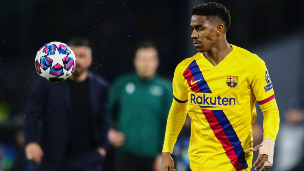 Bek kiri Barcelona, Junior Firpo menyatakan minatnya untuk bergabung dengan AC Milan. Copyright: © Salvatore Laporta/KONTROLAB/LightRocket via Getty Images