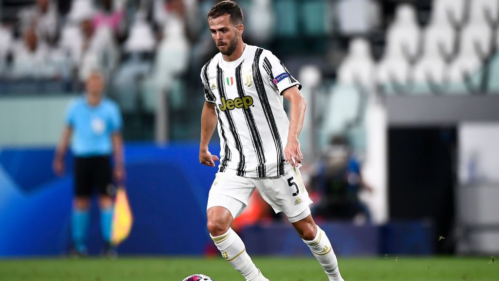 Mantan gelandang Juventus, Miralem Pjanic, dilaporkan positif Covid-19 sehingga kedatangannya ke klub baru Barcelona akan tertunda. Copyright: © Nicolò Campo/LightRocket via Getty Images