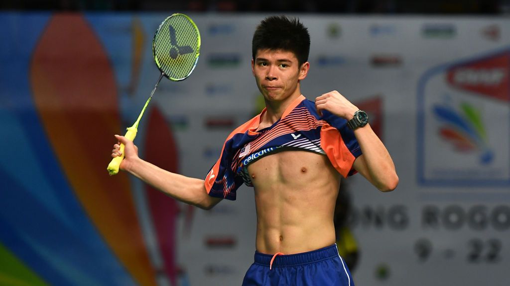 Tunggal putra Malaysia, Leong Jun Hao, terpukul dan menangis usai jadi penentu kekalahan timnya atas India di perempat final Piala Thomas 2022. Copyright: © Robertus Pudyanto/Getty Images