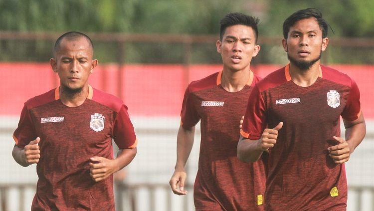 Latihan perdana klub Liga 2 2020, Muba Babel United, diikuti pemain lokal. Copyright: © Media Muba Babel United