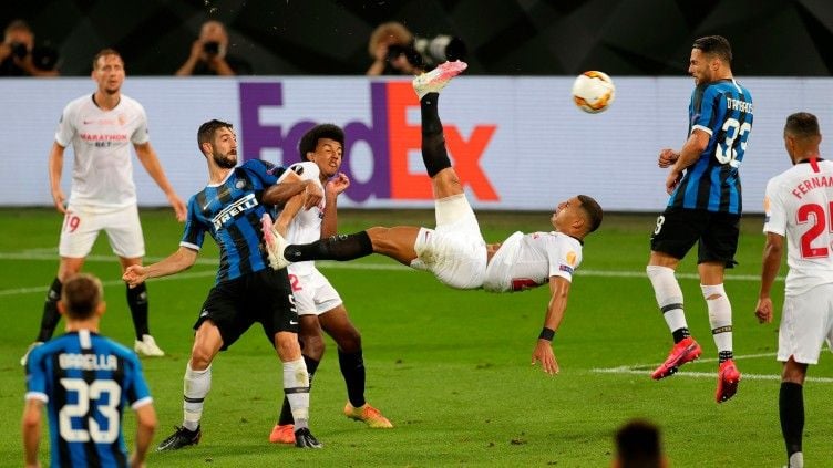 Diego Carlos melakukan tendangan salto pada final Liga Europa yang mengenai Romelu Lukaku sebelum akhirnya bola meluncur liar ke gawang Inter Milan, Sevilla unggul 3-2. Copyright: © Twitter @EuropaLeague