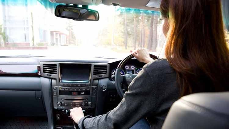 Belajar menyetir mobil sering menimbulkan rasa takut tersendiri bagi para pemula. Namun ada beberapa tips yang dapat dilakukan agar sesi belajar mengemudi menjadi lebih nyaman dan tentunya aman. Copyright: &copy; merdeka