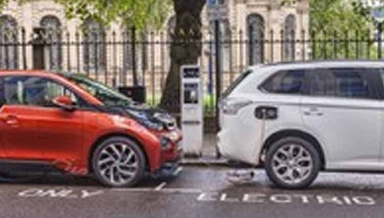 Setelah Anda mulai lihai mengendarai mobil, lanjut dengan melatih teknik parkir supaya tidak mencelakai orang lain. Copyright: &copy; Merdeka