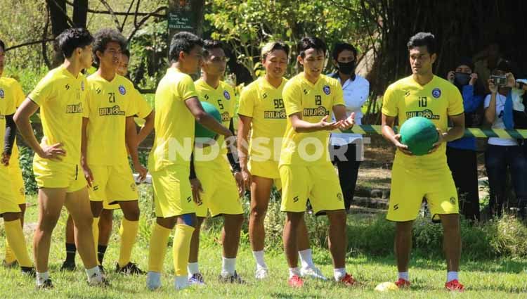 Arema FC tidak meluncurkan jersey khusus untuk Piala Menpora 2021. Copyright: © Ian Setiawan/INDOSPORT