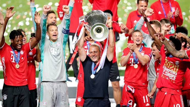 Pelatih Bayern Munchen, Hansi Flick, mengangkat trofi Liga Champions. Copyright: © Twitter @fcbayern