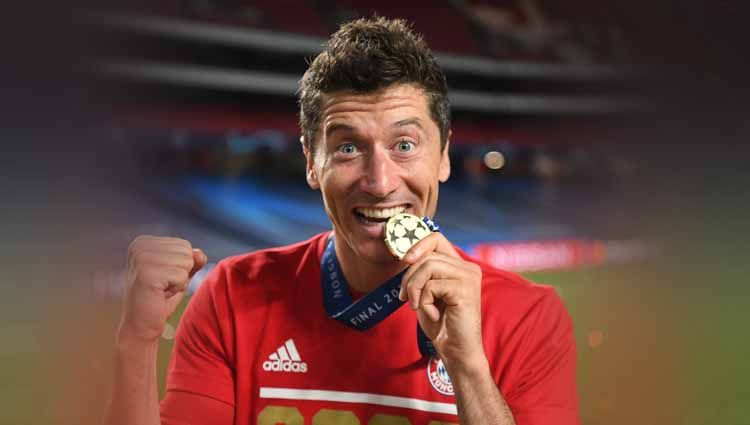 Robert Lewandowski merayakan dengan medali Liga Champions menyusul timnya kemenangan dalam Final Liga Champions 2020. Copyright: © Twitter@ChampionsLeague