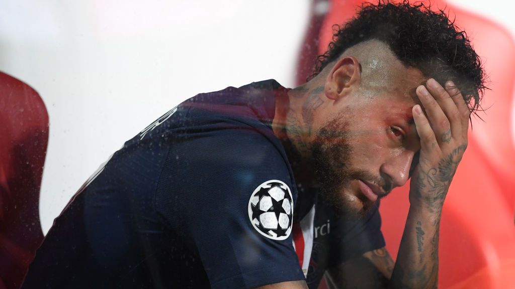Pemain Sao Paulo, Dani Alves, turut memberi dukungan kepada mantan rekan setimnya di Paris Saint-Germain (PSG), Neymar, menyusul insiden rasisme dengan Alvaro Gonzalez. Copyright: © Michael Regan - UEFA/UEFA via Getty Images