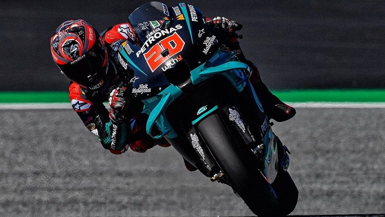 Fabio Quartararo raih pole position di MotoGP Catalunya 2021. Copyright: © Twitter @FabioQ20