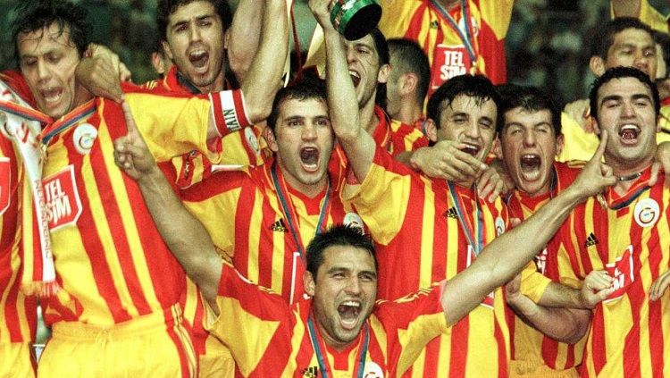 Seremoni juara Galatasaray usai mengalahkan Real Madrid di Piala Super Eropa 2000. Copyright: © UEFA
