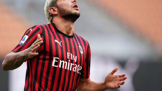Tolak Paris Saint-Germain (PSG) dan Manchester City di bursa transfer, Theo Hernandez dikabarkan siap ‘sehidup-semati’ dengan AC Milan. Copyright: © Marco Canoniero/LightRocket via Getty Images
