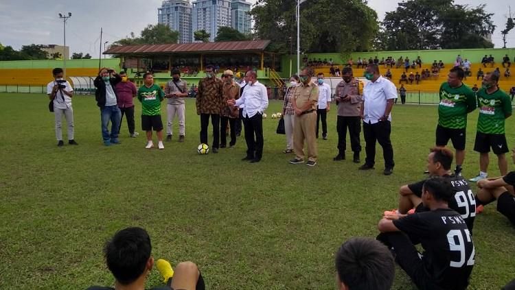 Gubernur Sumut, Edy Rahmayadi (baju putih tengah), saat meninjau langsung latihan PSMS Medan di Stadion Kebun Bunga, Selasa (25/08/20) sore. Copyright: © Aldi Aulia Anwar/INDOSPORT
