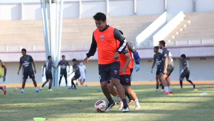 Pemain Persita Tangerang, Hamkah Hamzah saat latihan perdana. Copyright: © Persita Tangerang