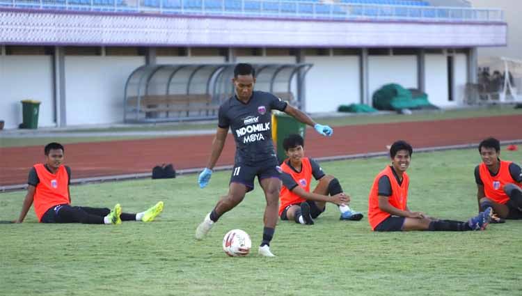 Pemain Persita Tangerang, Muhammad Toha (jersey hitam) saat latihan tim. Copyright: © Persita Tangerang