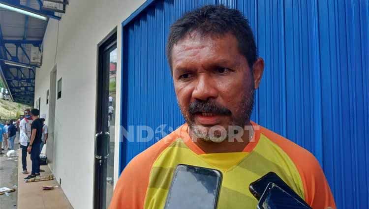 Legenda Persipura Jayapura, Eduard Ivakdalam telah resmi melatih Persewar Waropen untuk kompetisi Liga 2 musim depan.  Copyright: © Sudjarwo/INDOSPORT