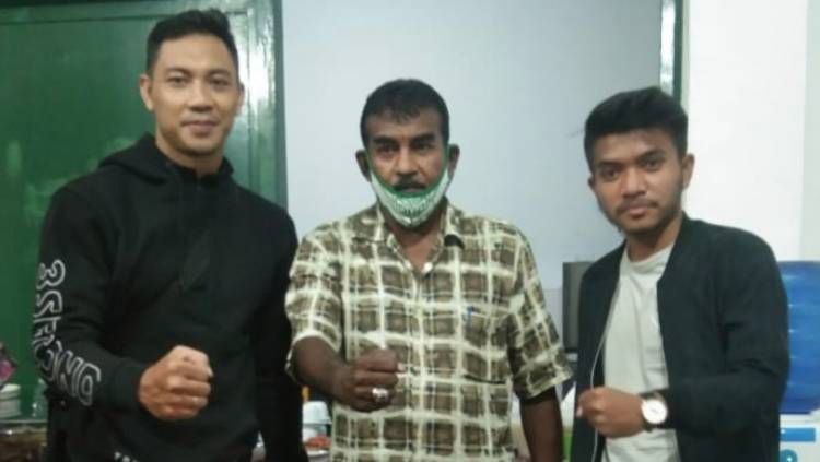 Sekum PSMS, Julius Raja (tengah) saat menyambut dua calon pemain anyar PSMS, Jadug Arya Aragani (kanan) dan David Aryanto (kiri). Copyright: © Media PSMS Medan
