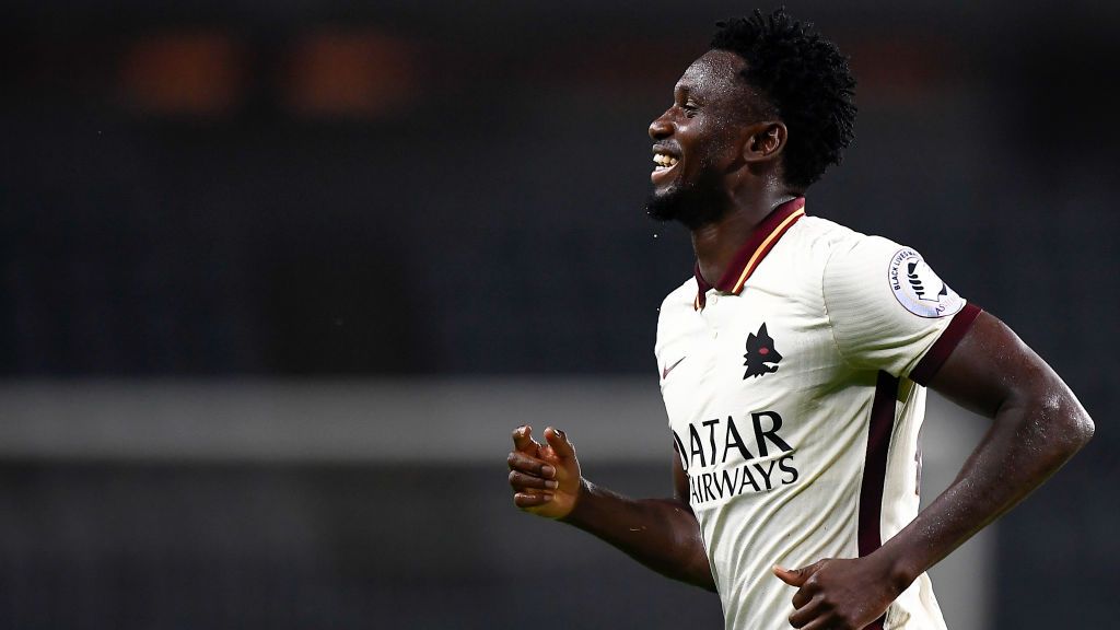 Gelandang AS Roma, Amadou Diawara dilaporkan positif Covid-19 setelah pulang dari kamp pelatihan bersama Timnas Guinea. Copyright: © Nicolò Campo/LightRocket via Getty Images