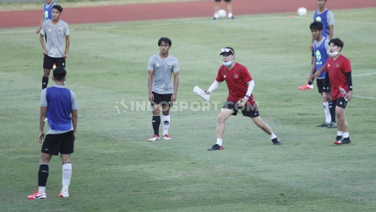 Latihan Timnas U-19 Dipimpin pelatih Shin Tae-yong. Copyright: © Herry Ibrahim/INDOSPORT