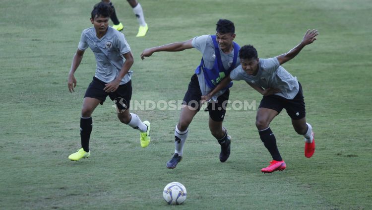 Ada yang menarik dalam latihan sore Timnas Indonesia U-19 kali ini. Copyright: © Herry Ibrahim/INDOSPORT