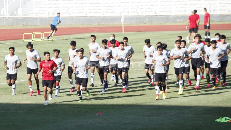 Skuat Timnas U-19 saat berlatih di Stadion Madya Senayan beberapa waktu lalu. Copyright: © Herry Ibrahim/INDOSPORT