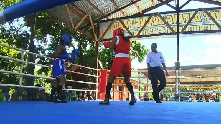 Petinju Putri Papua saat menggelar sparring. Copyright: © Sudjarwo/INDOSPORT