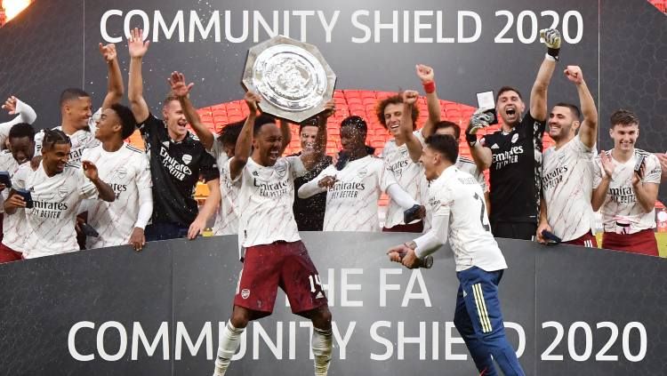 Momen perayaan gelar juara Community Shield 2020 Arsenal usai mengalahkan Liverpool. Copyright: © Justin Tallis/ pool via Getty Images