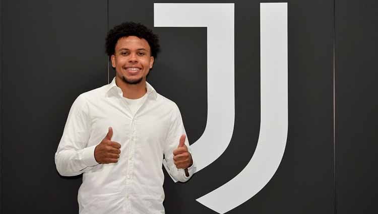 Andrea Pirlo memberikan nasihat kepada Weston McKennie, pemain yang baru saja dipermanenkan Juventus. Copyright: © Daniele Badolato - Juventus FC/Juventus FC via Getty Images