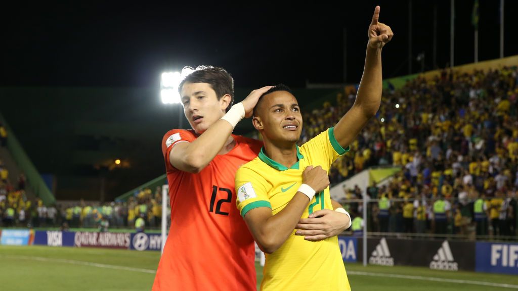 Marcelo Pitaluga (kiri) memeluk Lazaro saat membela Timnas Brasil Copyright: © Buda Mendes - FIFA/FIFA via Getty Images