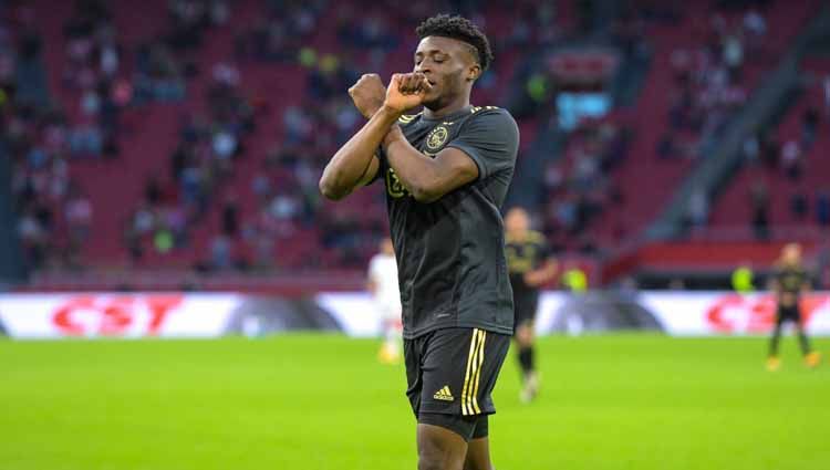 Pemain Ajax Mohammed Kudus selebrasi gol dengan salam Wakanda Forever, Sabtu (30/08/20). Copyright: © Gerrit van Keulen/BSR Agency/Getty Images