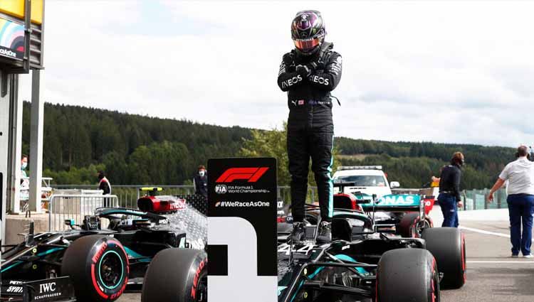 Lewis Hamilton mempersembahkan pole position F1 GP Belgia untuk mendiang Chadwick Boseman. Copyright: © Francois Lenoir/Pool via Getty Images