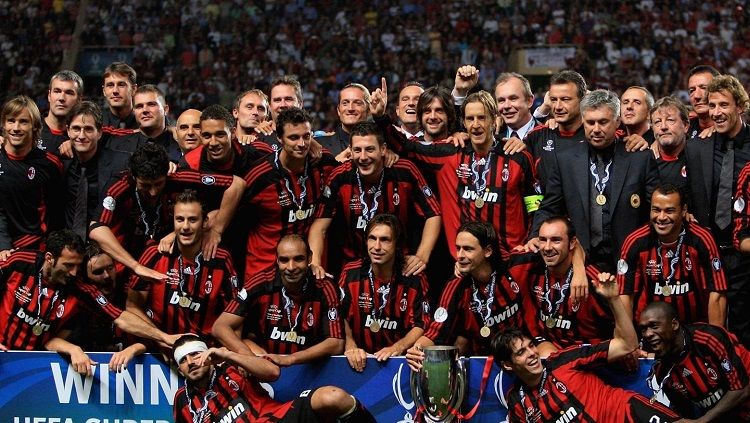 Selebrasi AC Milan saat menjuarai Piala Super Eropa 2007. Copyright: © UEFA
